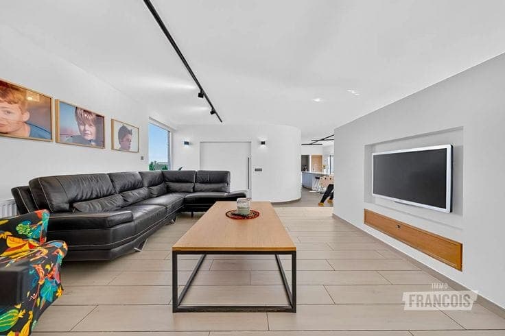 Luxuriously finished detached house with 5 bedrooms on a 1,…