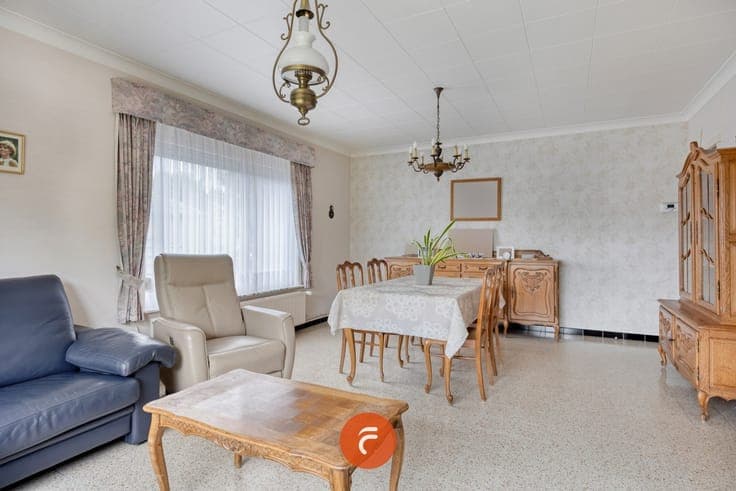 Gelijkvloerse woning met garage en grote tuin op rustige ...