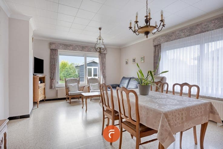 Gelijkvloerse woning met garage en grote tuin op rustige ...