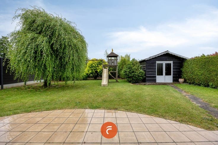 Gelijkvloerse woning met garage en grote tuin op rustige ...