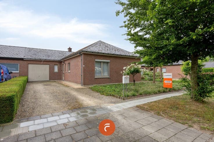 Gelijkvloerse woning met garage en grote tuin op rustige ...