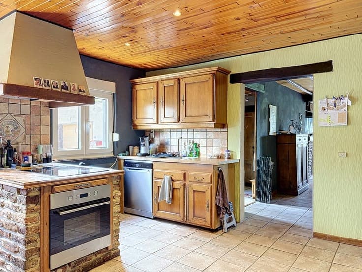 Semi-detached house with spacious rooms
