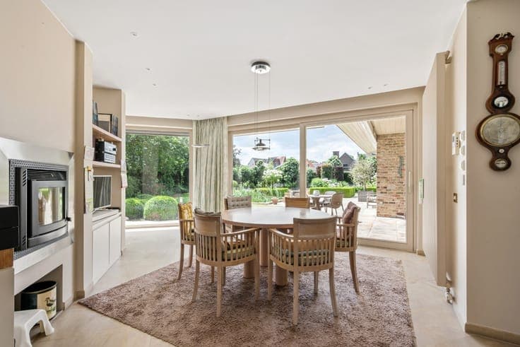 Villa with 5 bedrooms, double garage, carport and well-main