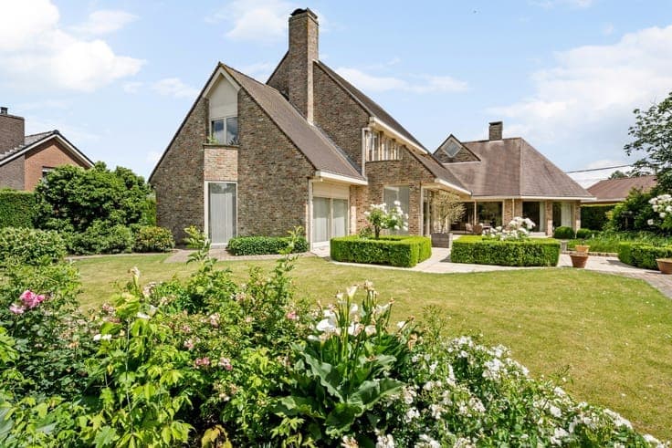 Villa with 5 bedrooms, double garage, carport and well-main