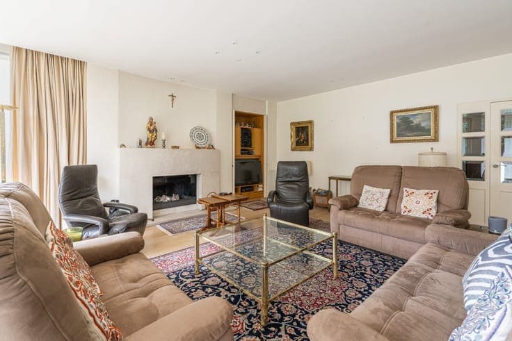 Villa with 5 bedrooms, double garage, carport and well-main
