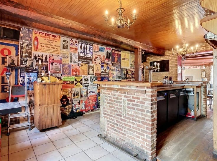 Commercial property with apartment, hall and garden