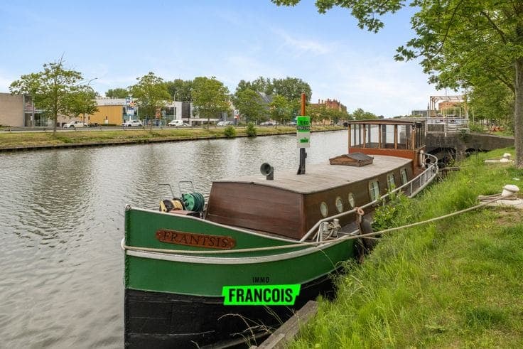 Charming renovated boat in Bruges