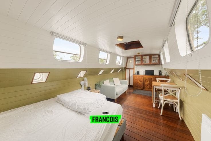 Charming renovated boat in Bruges