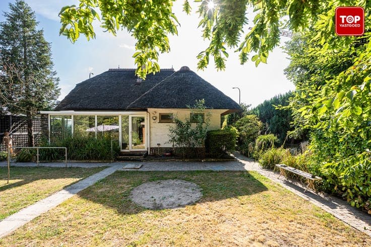 Charmante te renoveren woning met karakter en strooien dak
