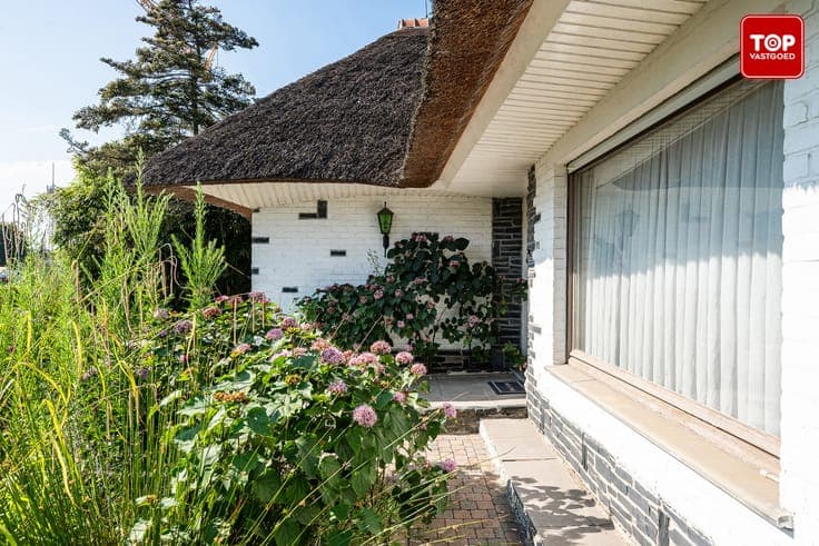 Charmante te renoveren woning met karakter en strooien dak
