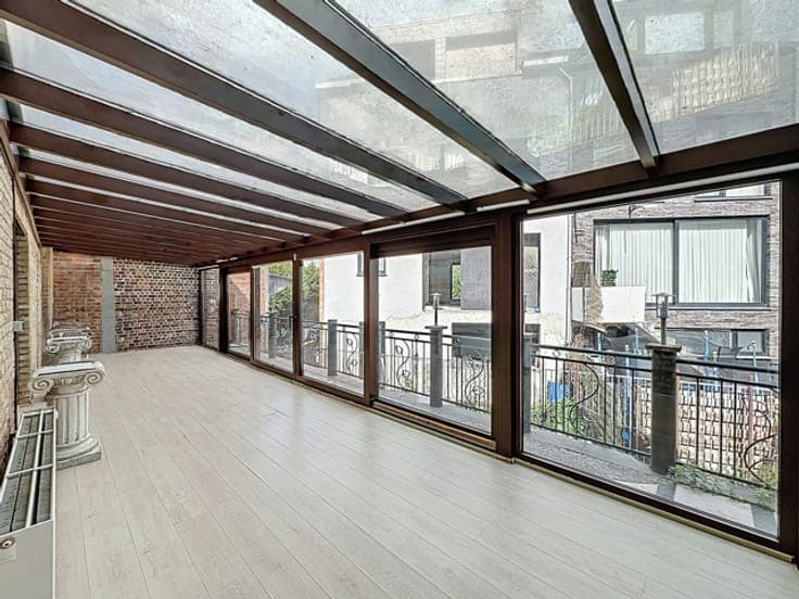 SPACIOUS AND BRIGHT HOUSE WITH DOUBLE LIVING AREA