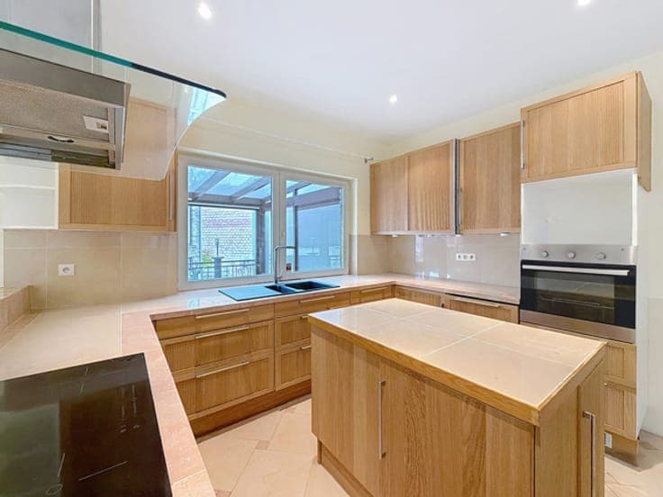 SPACIOUS AND BRIGHT HOUSE WITH DOUBLE LIVING AREA