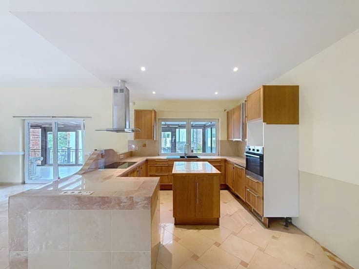 SPACIOUS AND BRIGHT HOUSE WITH DOUBLE LIVING AREA