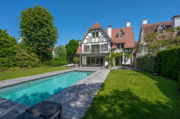 Beautiful villa tucked away in a path in the Zoute...