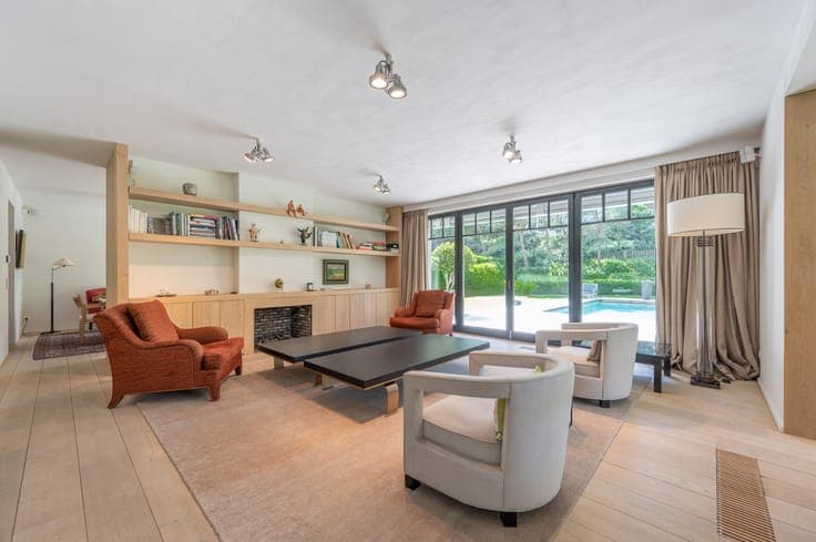 Beautiful villa tucked away in a path in the Zoute...