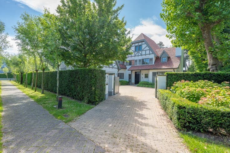 Beautiful villa tucked away in a path in the Zoute...