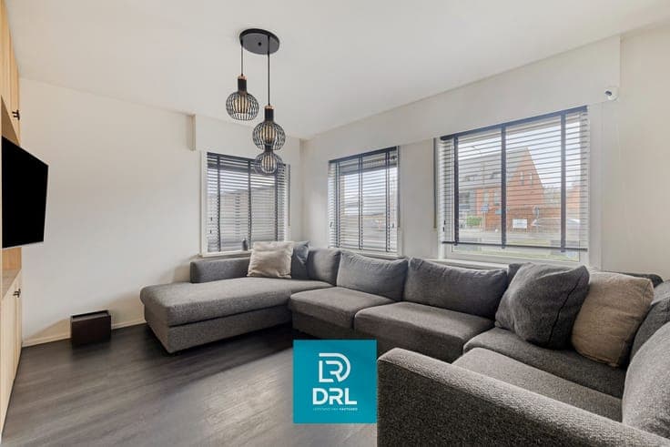 Instapklare woning met handelsruimte, binnenzwembad én fl...