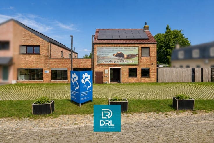 Instapklare woning met handelsruimte, binnenzwembad én fl...