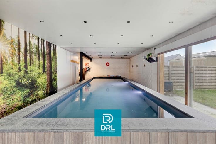Instapklare woning met handelsruimte, binnenzwembad én fl...