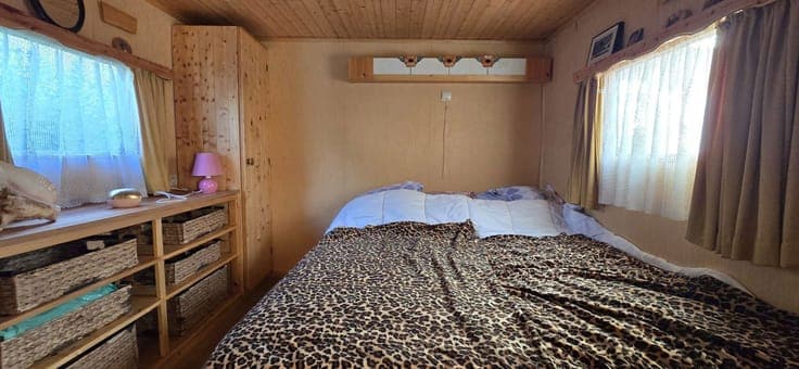 Wooncaravan met bijgebouw en grond