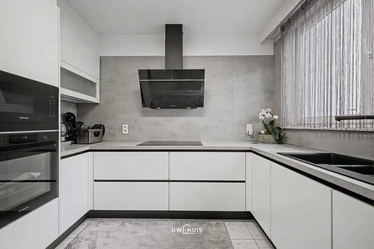 Renovated house with 4 bedrooms and rooftop terrace in the c