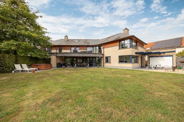 Exclusive villa in a green setting in Bierbeek