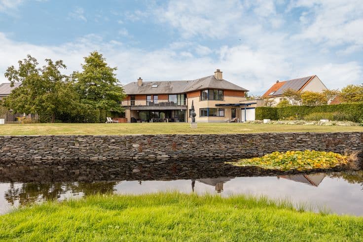 Exclusive villa in a green setting in Bierbeek