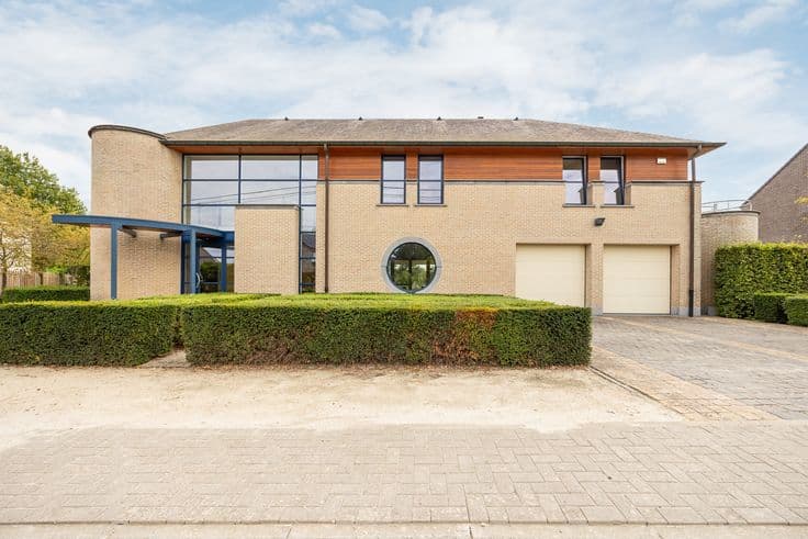 Exclusive villa in a green setting in Bierbeek