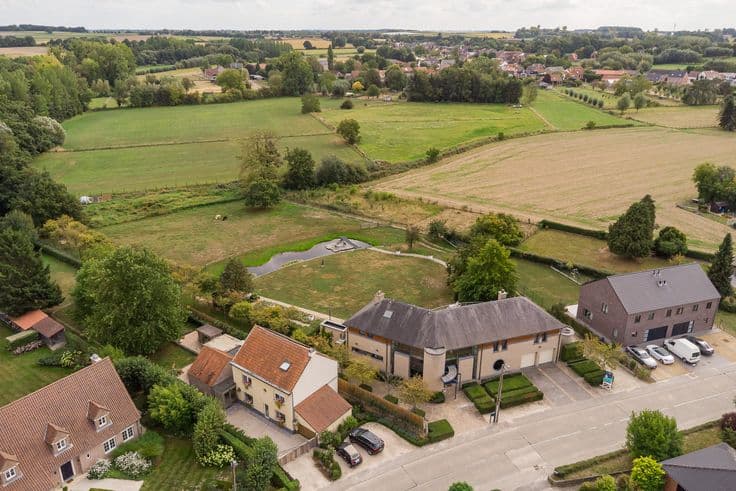 Exclusive villa in a green setting in Bierbeek
