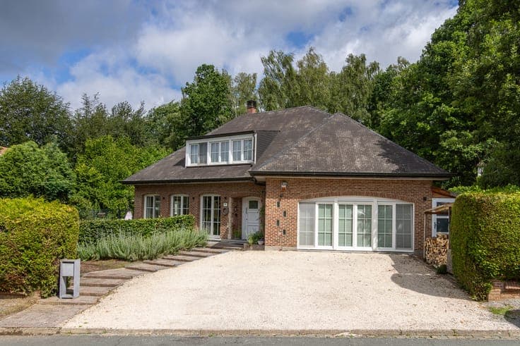 Spacious villa, 4 beds, 4 baths, versatile garden studio