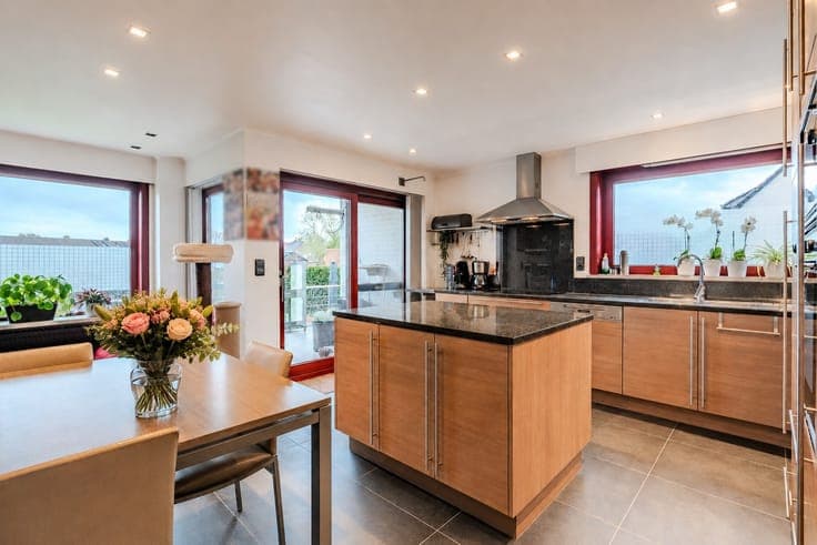 Ruime vrijstaande woning met 3 slaapkamers, keuken, badka...
