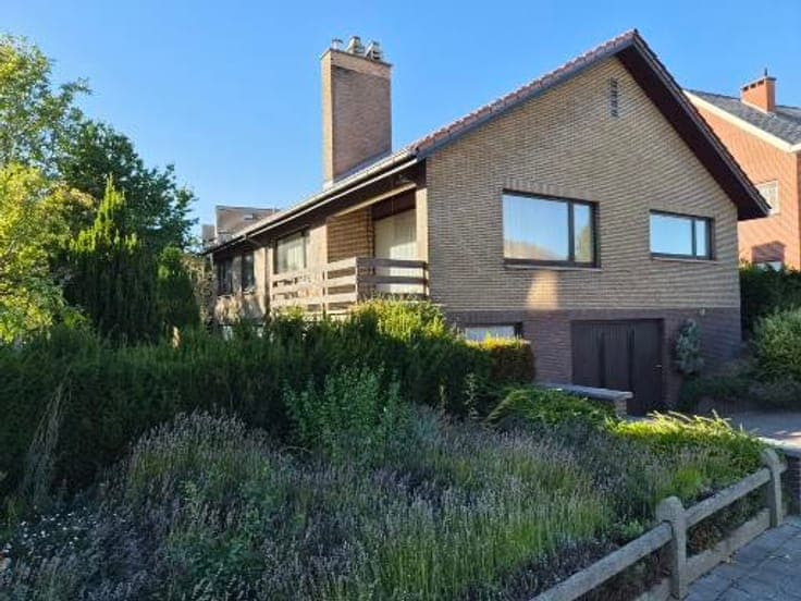 Spacious villa (6 bedrooms) with large garden