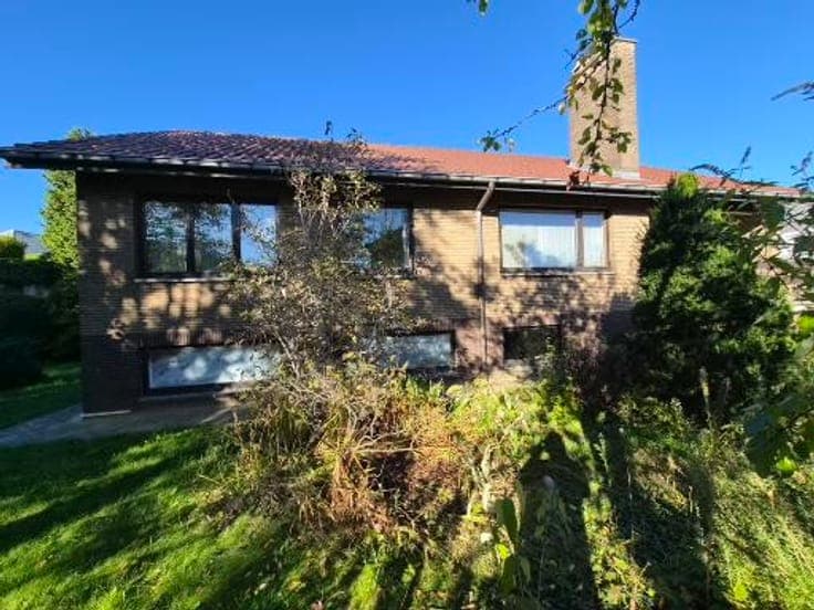 Spacious villa (6 bedrooms) with large garden