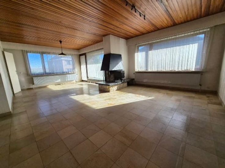 Spacious villa (6 bedrooms) with large garden
