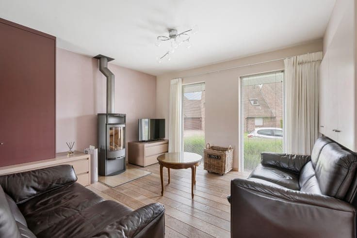 Well-maintained house with 4 bedrooms, garage with driveway