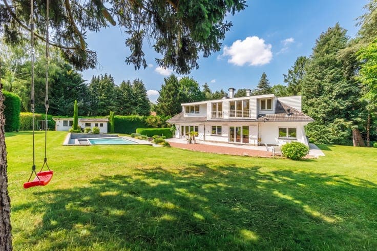 Bright, charming villa in a peaceful setting, south-facing