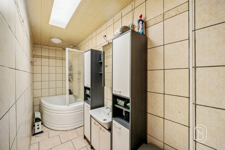 4-bedroom home with a beautiful view of the greenery