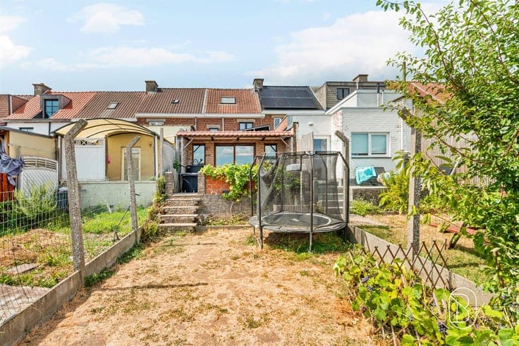 4-bedroom home with a beautiful view of the greenery