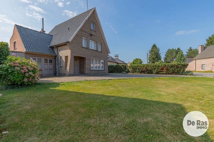 VLEKKEM- Ruime woning met 4 slaapkamers en uitgestrekte tuin