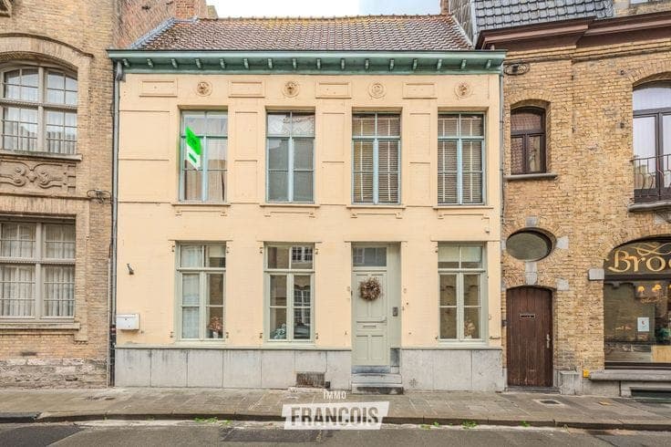 Townhouse with EPC B, 5 bedrooms, sunny rooftop terrace and…