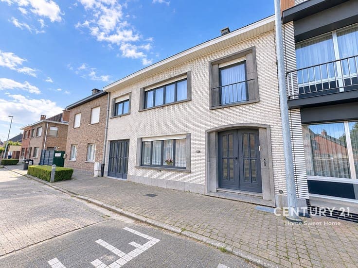 Very spacious 4-bedroom home with a garden and garage