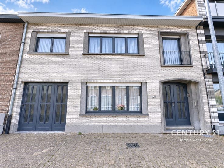 Very spacious 4-bedroom home with a garden and garage