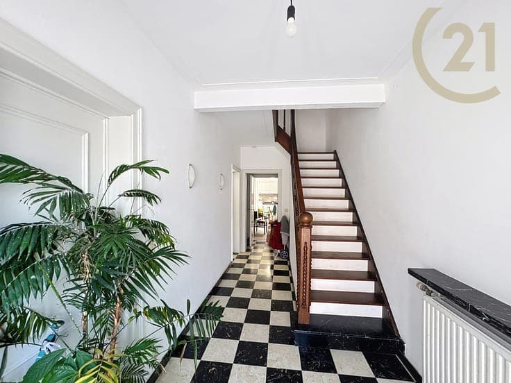 Very spacious 4-bedroom home with a garden and garage