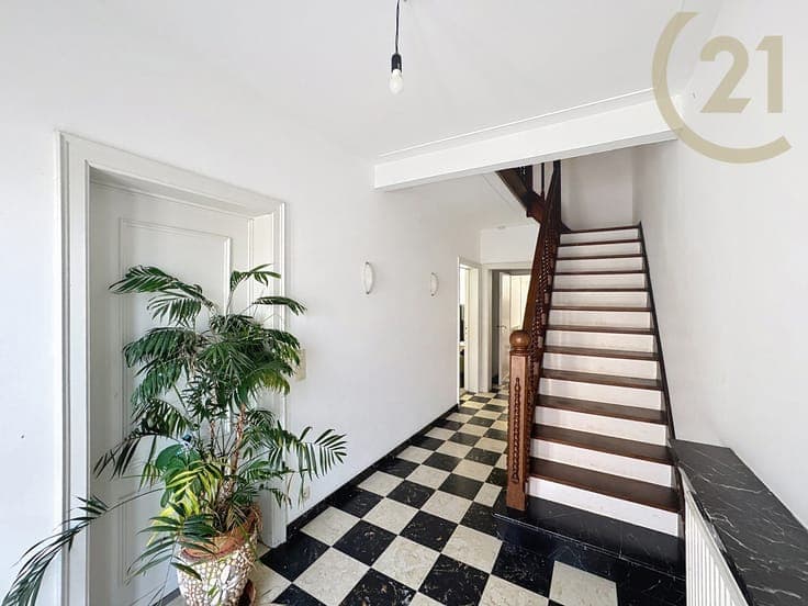 Very spacious 4-bedroom home with a garden and garage