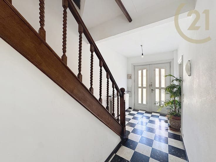 Very spacious 4-bedroom home with a garden and garage