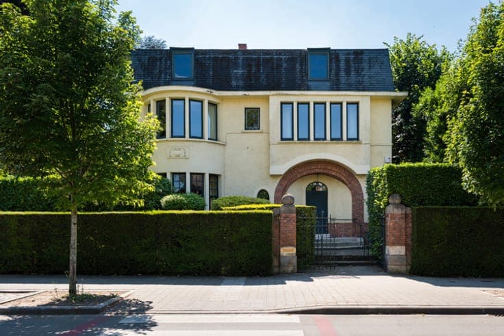 Villa (6bd, 4ba) with garden and garages