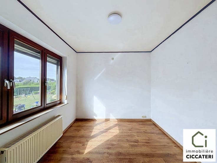 Semi-detached house with terrace, garden and garages in Flém