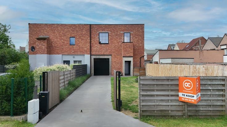 Gerenoveerde halfopen bebouwing met ruime garage