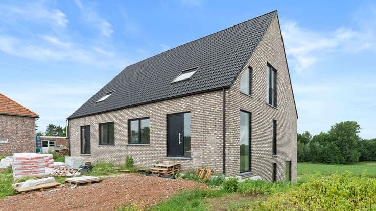 Binkom - spacious modern semi-detached house with 5 bedrooms