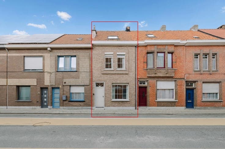Verzorgde en ruime rijwoning met atelier in Sint-Niklaas